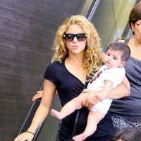 Shakira y Milan Piqué en el aeropuerto de Los Ángeles