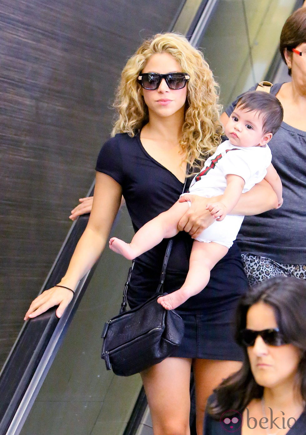 Shakira y Milan Piqué en el aeropuerto de Los Ángeles