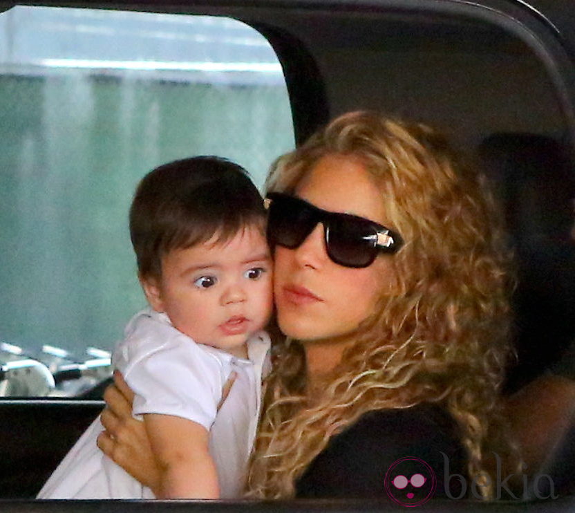 Shakira con su hijo Milan Piqué Mebarak en el interior de un coche en Los Ángeles