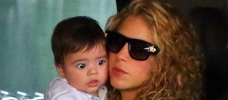 Shakira con su hijo Milan Piqué Mebarak en el interior de un coche en Los Ángeles