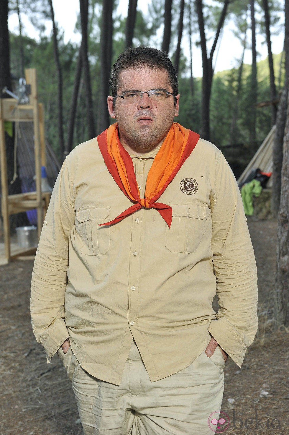 David Pedre posando como explorador del 'Campamento de verano' de Telecinco