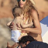 Blanca Cuesta con su hijo Enzo en brazos en un barco en Ibiza