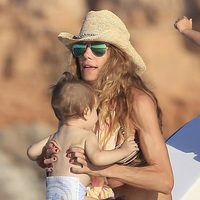 Blanca Cuesta con su hijo Enzo en brazos en un barco en Ibiza