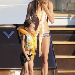 Blanca Cuesta con su hijo Sacha en un barco en Ibiza