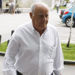 Amancio Ortega en la capilla ardiente de su exmujer Rosalía Mera