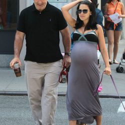 Hilaria Thomas, en la recta final de su embarazo, paseando a los perros con Alec Baldwin