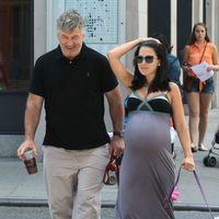 Hilaria Thomas, en la recta final de su embarazo, paseando a los perros con Alec Baldwin