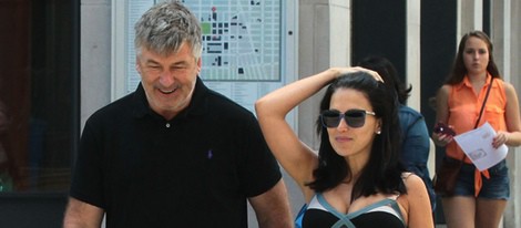 Hilaria Thomas, en la recta final de su embarazo, paseando a los perros con Alec Baldwin