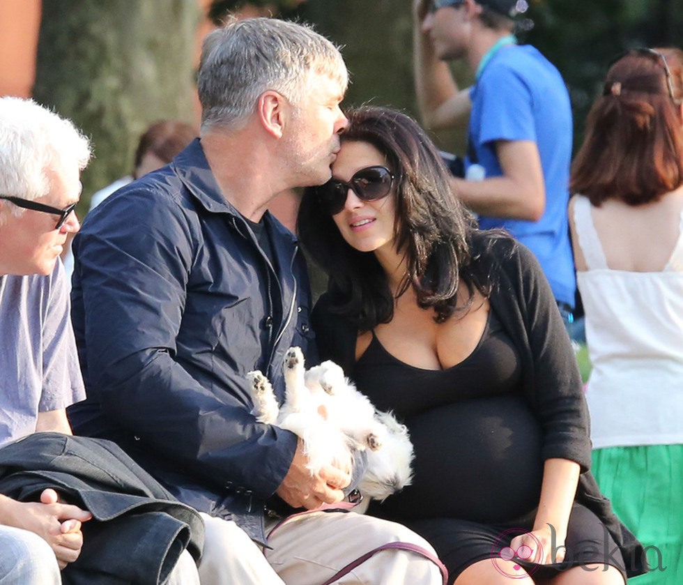 Alec Baldwin besa cariñosamente en la frente a su mujer Hilaria Thomas