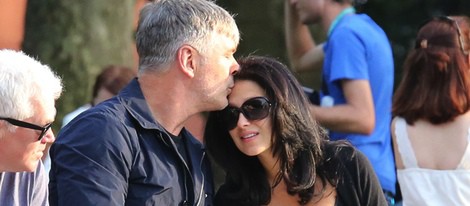 Alec Baldwin besa cariñosamente en la frente a su mujer Hilaria Thomas