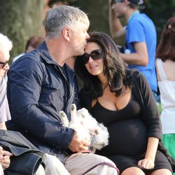 Alec Baldwin besa cariñosamente en la frente a su mujer Hilaria Thomas