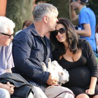 Alec Baldwin besa cariñosamente en la frente a su mujer Hilaria Thomas