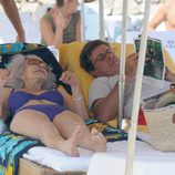 Cayetano Martínez de Irujo y la Duquesa de Alba relajados en una tumbona en Ibiza