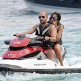 Gonzalo Miró y Ana Isabel Medinabeitia en una moto acuática surcando las aguas de Ibiza