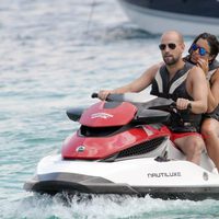 Gonzalo Miró y Ana Isabel Medinabeitia en una moto acuática surcando las aguas de Ibiza