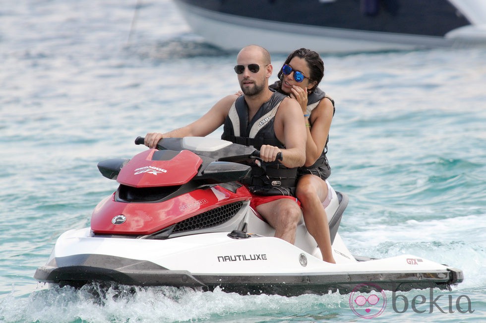 Gonzalo Miró y Ana Isabel Medinabeitia en una moto acuática surcando las aguas de Ibiza