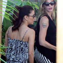 Eva Longoria y Melanie Griffith dando un paseo por West Hollywood