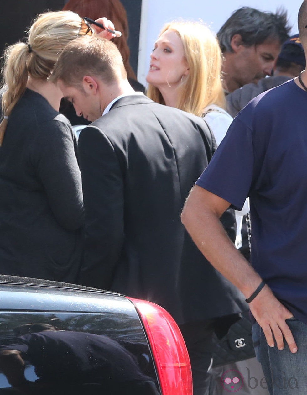 Robert Pattinson y Julianne Moore se preparan para rodar una escena de 'Maps to the Stars'