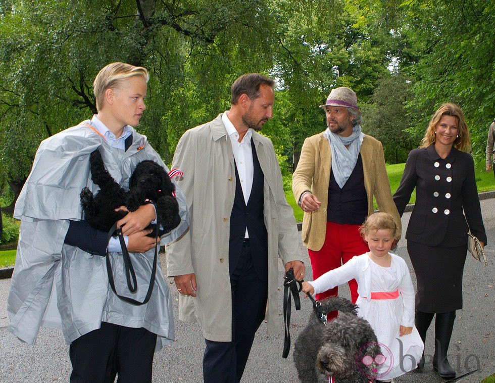 Marius Borg, Haakon, Ingrid y Marta Luisa de Noruega y Ari Behn en el 40 cumpleaños de Mette-Marit de Noruega