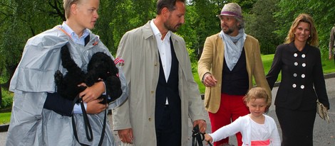 Marius Borg, Haakon, Ingrid y Marta Luisa de Noruega y Ari Behn en el 40 cumpleaños de Mette-Marit de Noruega