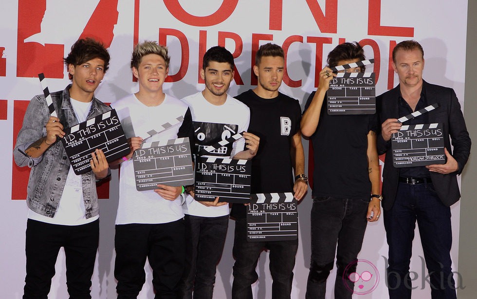 Los One Direction con claquetas durante el estreno de 'This is Us' en Londres