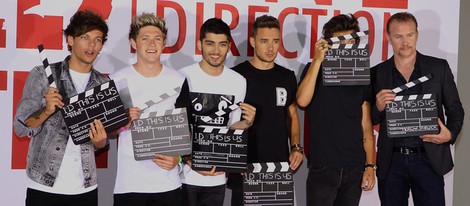 Los One Direction con claquetas durante el estreno de 'This is Us' en Londres