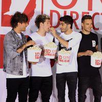 One Direction comiendo palomitas en el estreno de 'This is Us' en Londres