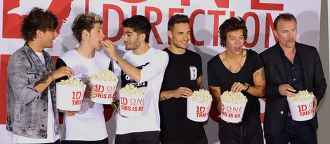 One Direction comiendo palomitas en el estreno de 'This is Us' en Londres