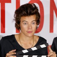 Harry Styles con una claqueta durante el estreno de 'This is Us' en Londres