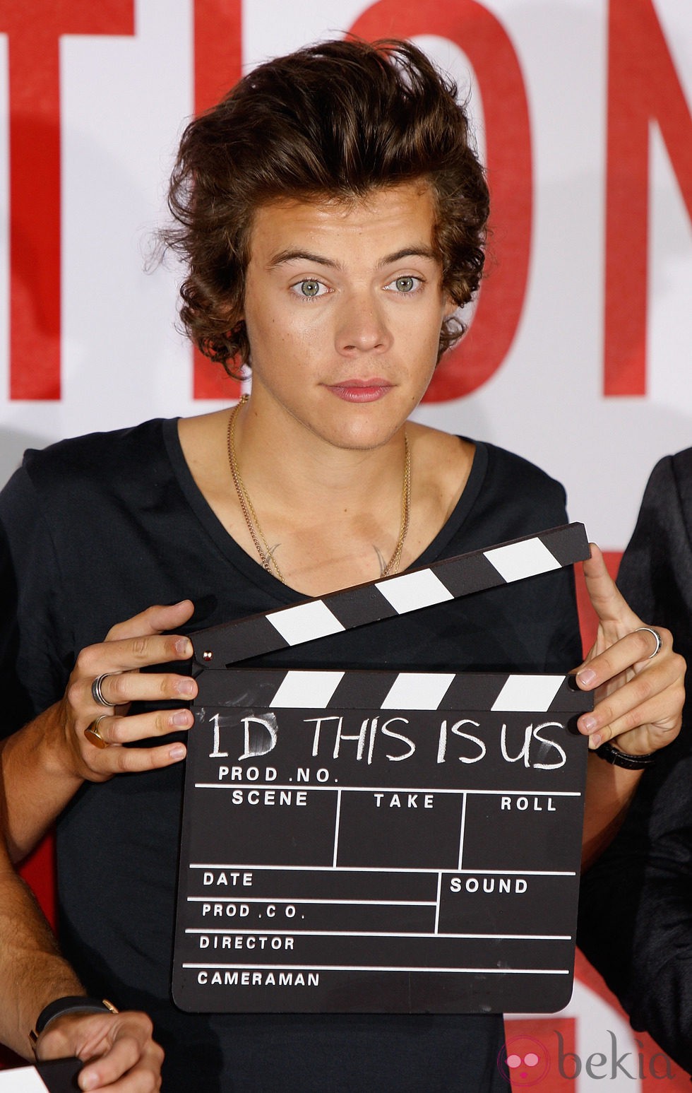 Harry Styles con una claqueta durante el estreno de 'This is Us' en Londres