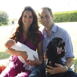 Los Duques de Cambridge con el Príncipe Jorge y su perro Lupo