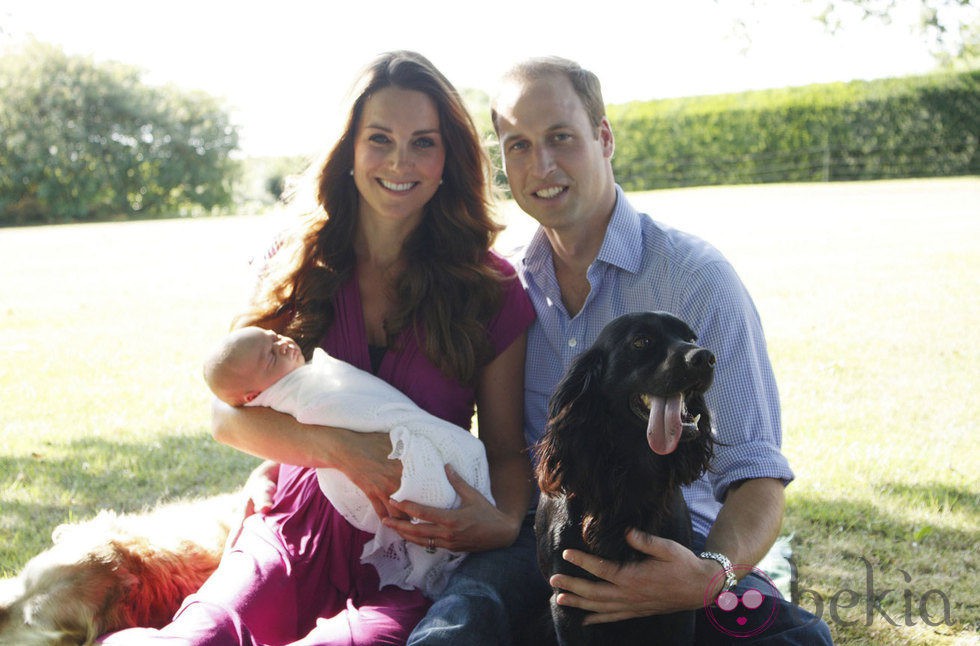 Los Duques de Cambridge con el Príncipe Jorge y su perro Lupo