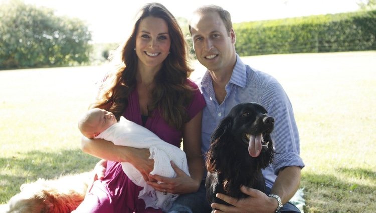 Los Duques de Cambridge con el Príncipe Jorge y su perro Lupo