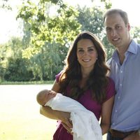 Primera foto oficial del Príncipe Guillermo y Kate Middleton con su hijo el Príncipe Jorge