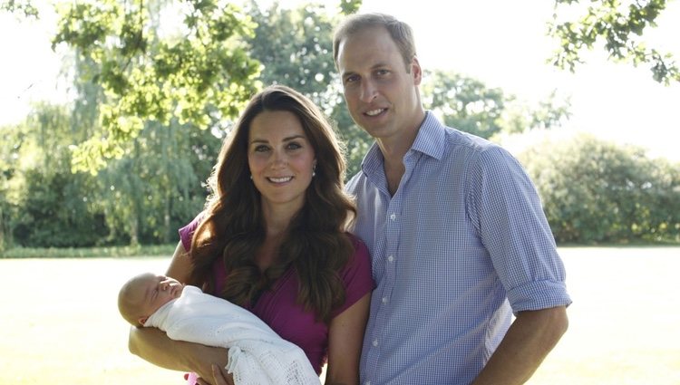 Primera foto oficial del Príncipe Guillermo y Kate Middleton con su hijo el Príncipe Jorge