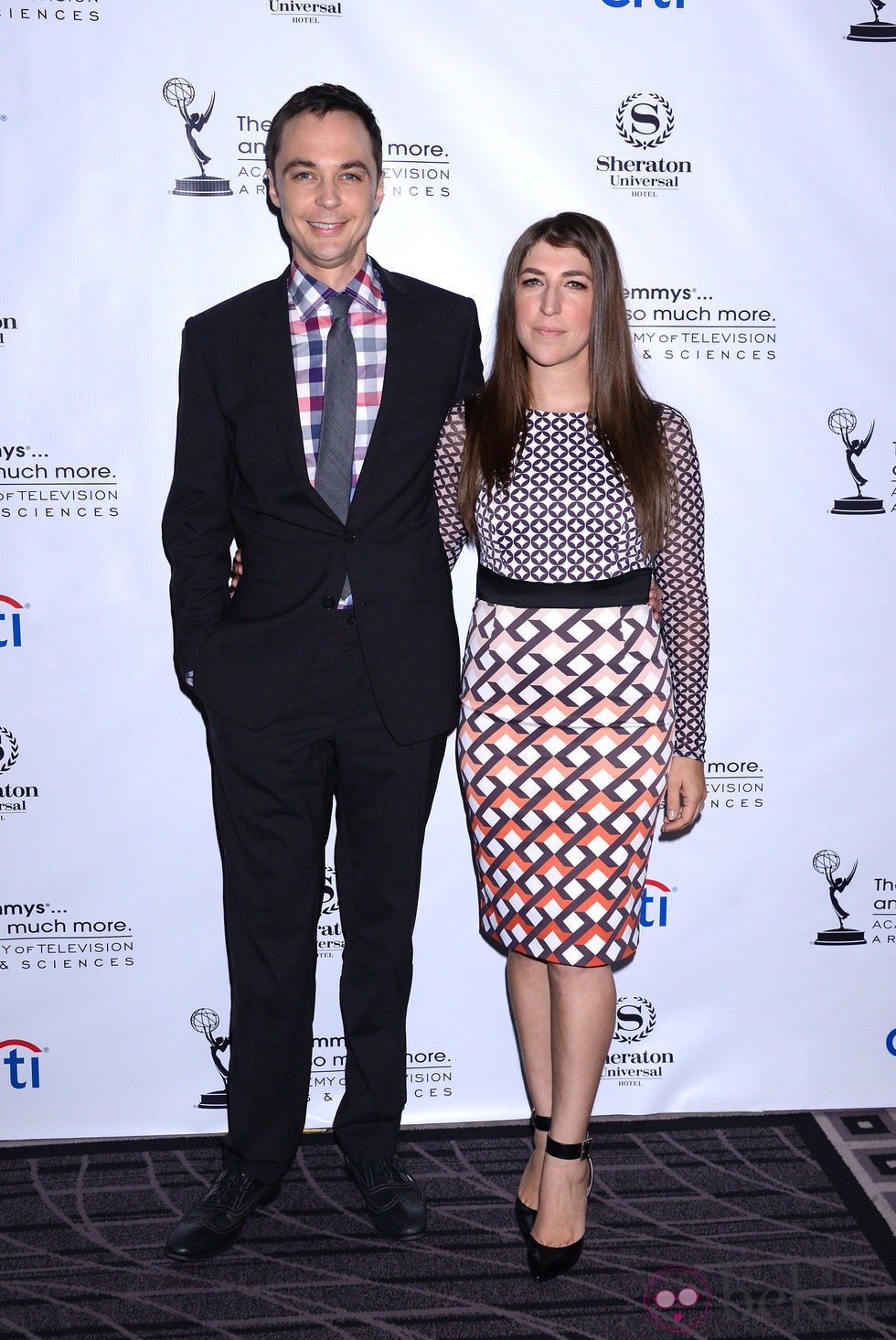 Jim Parsons y Mayim Bialik en la fiesta de la Academia de Televisión 2013