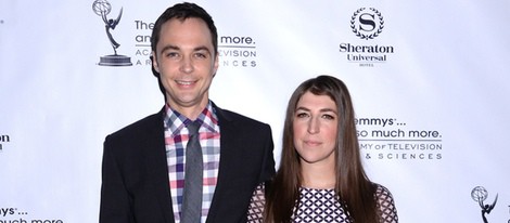 Jim Parsons y Mayim Bialik en la fiesta de la Academia de Televisión 2013