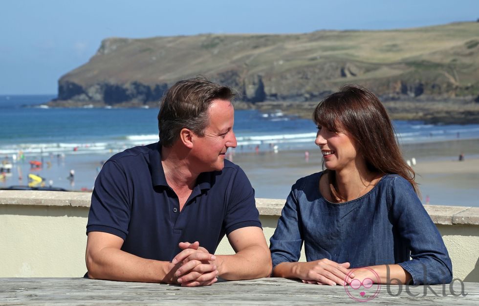 David y Samantha Cameron se dedican una tierna mirada en Cornualles