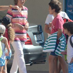 La Reina Sofía y Felipe Juan Froilán de Marichalar en el club náutico Calanova de Mallorca