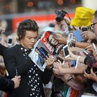 Harry Styles atendiendo a los fans en el estreno de '1D: This is Us' en Londres