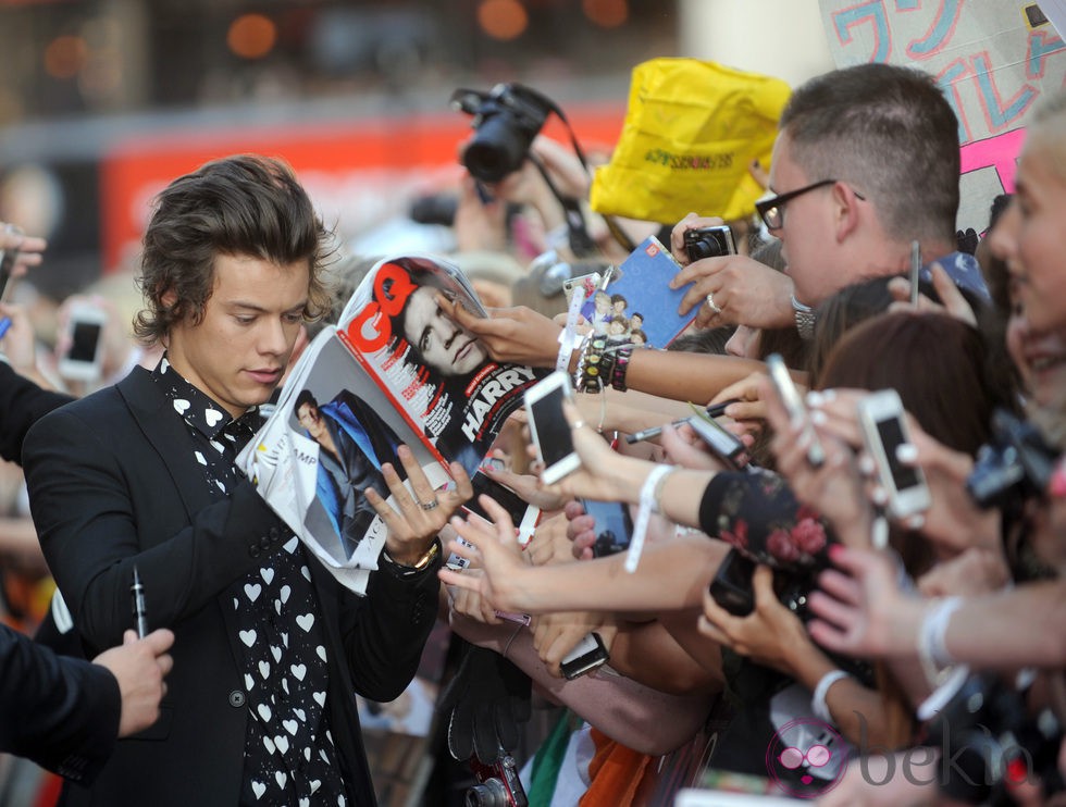 Harry Styles atendiendo a los fans en el estreno de '1D: This is Us' en Londres