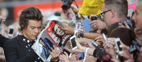 Harry Styles atendiendo a los fans en el estreno de '1D: This is Us' en Londres