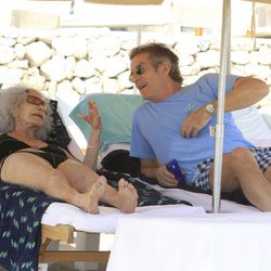 Los Duques de Alba charlan en unas tumbonas en Ibiza