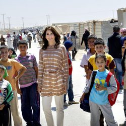 Mary de Dinamarca con unos niños refugiados sirios en Jordania