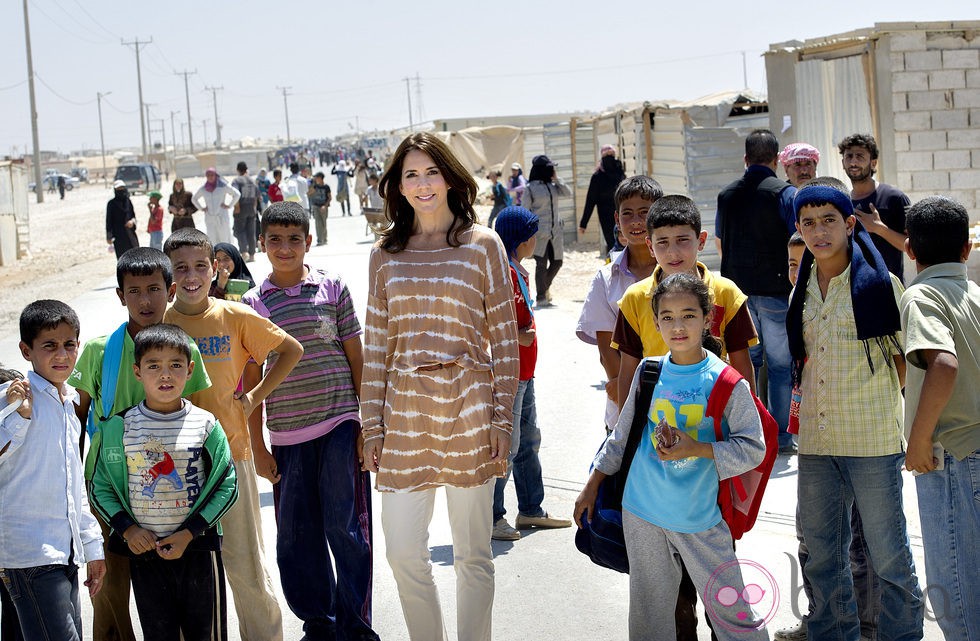 Mary de Dinamarca con unos niños refugiados sirios en Jordania