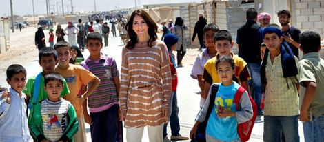 Mary de Dinamarca con unos niños refugiados sirios en Jordania