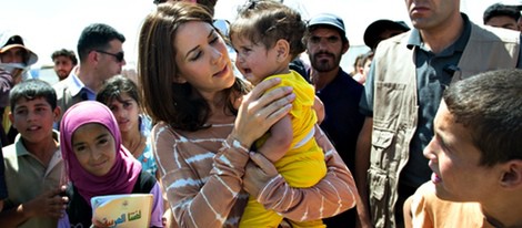 Mary de Dinamarca muy cariñosa con una niña en un campo de refugiados sirios en Jordania