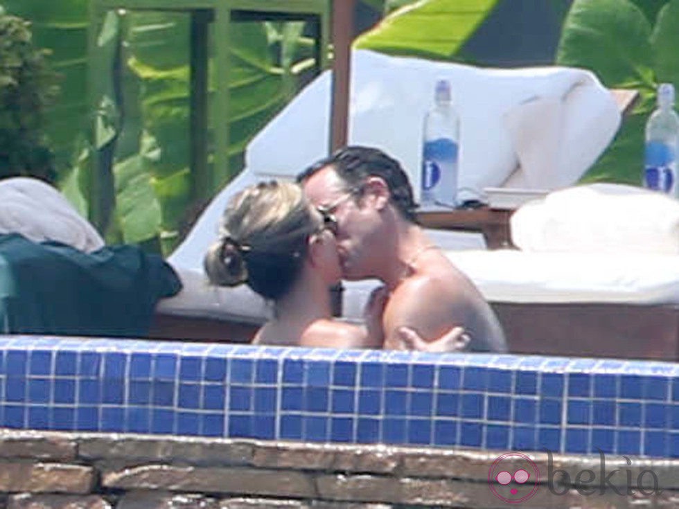 Jennifer Aniston y Justin Theroux besándose durante sus vacaciones en Los Cabos de México