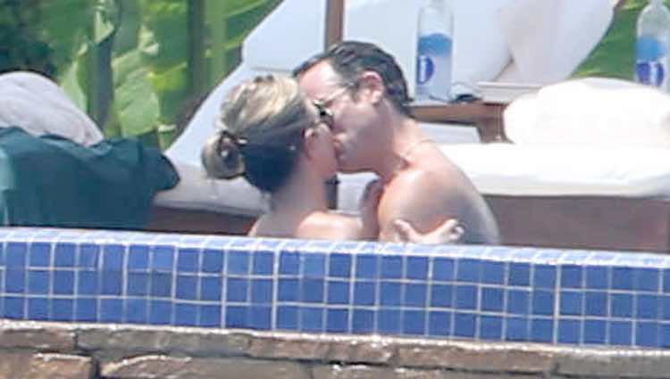 Jennifer Aniston y Justin Theroux besándose durante sus vacaciones en Los Cabos de México