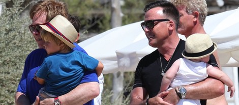 Elton John y David Furnish con sus hijos Zachary y Elijah en Saint-Tropez